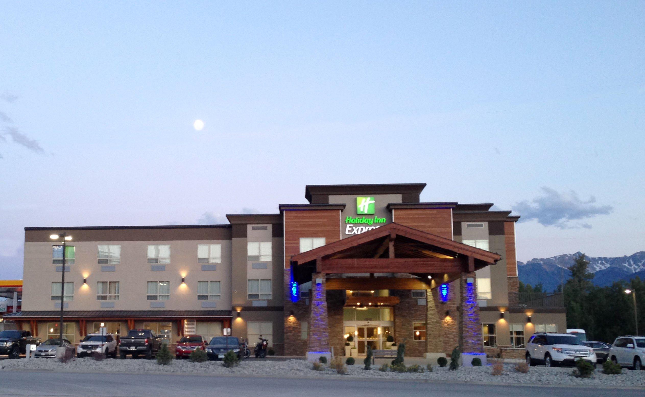Holiday Inn Express Golden-Kicking Horse By Ihg Zewnętrze zdjęcie