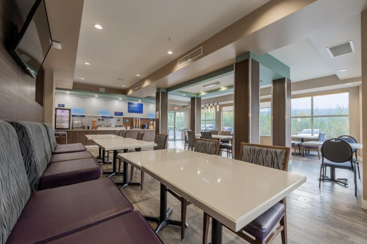 Holiday Inn Express Golden-Kicking Horse By Ihg Zewnętrze zdjęcie
