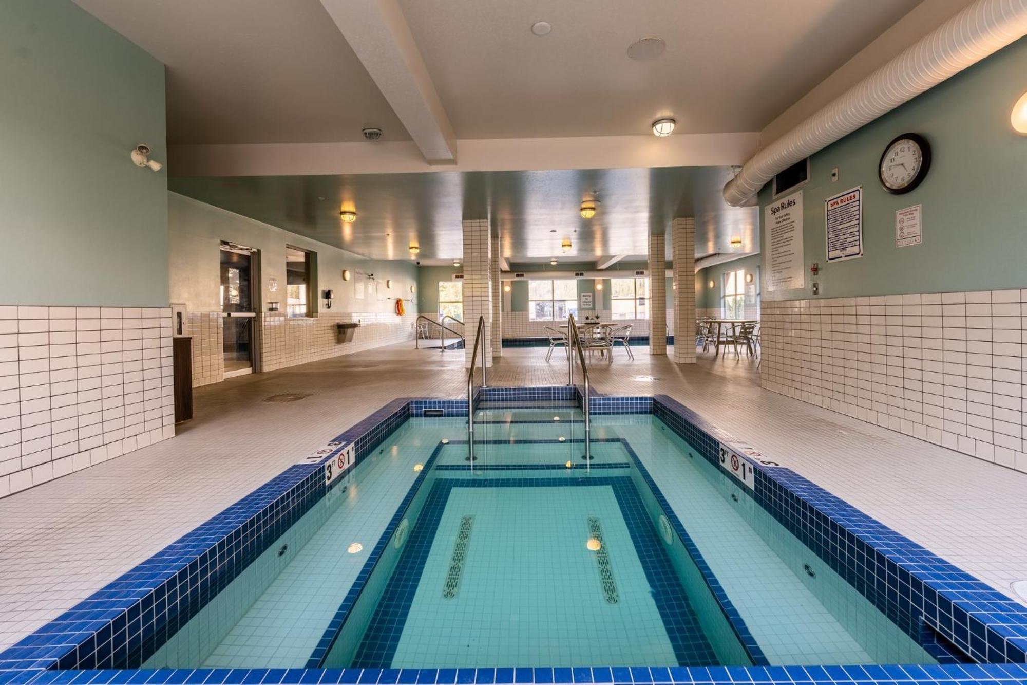 Holiday Inn Express Golden-Kicking Horse By Ihg Zewnętrze zdjęcie