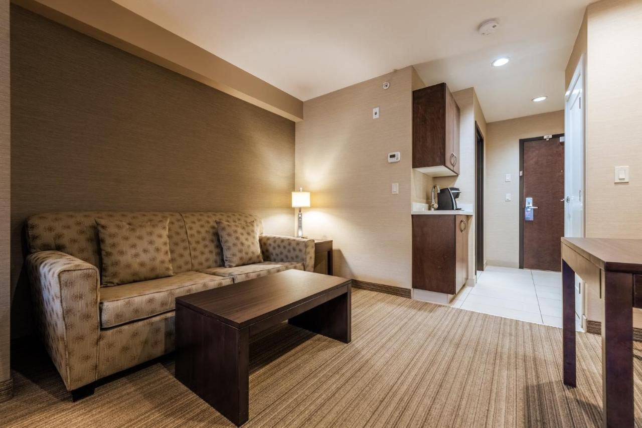 Holiday Inn Express Golden-Kicking Horse By Ihg Zewnętrze zdjęcie