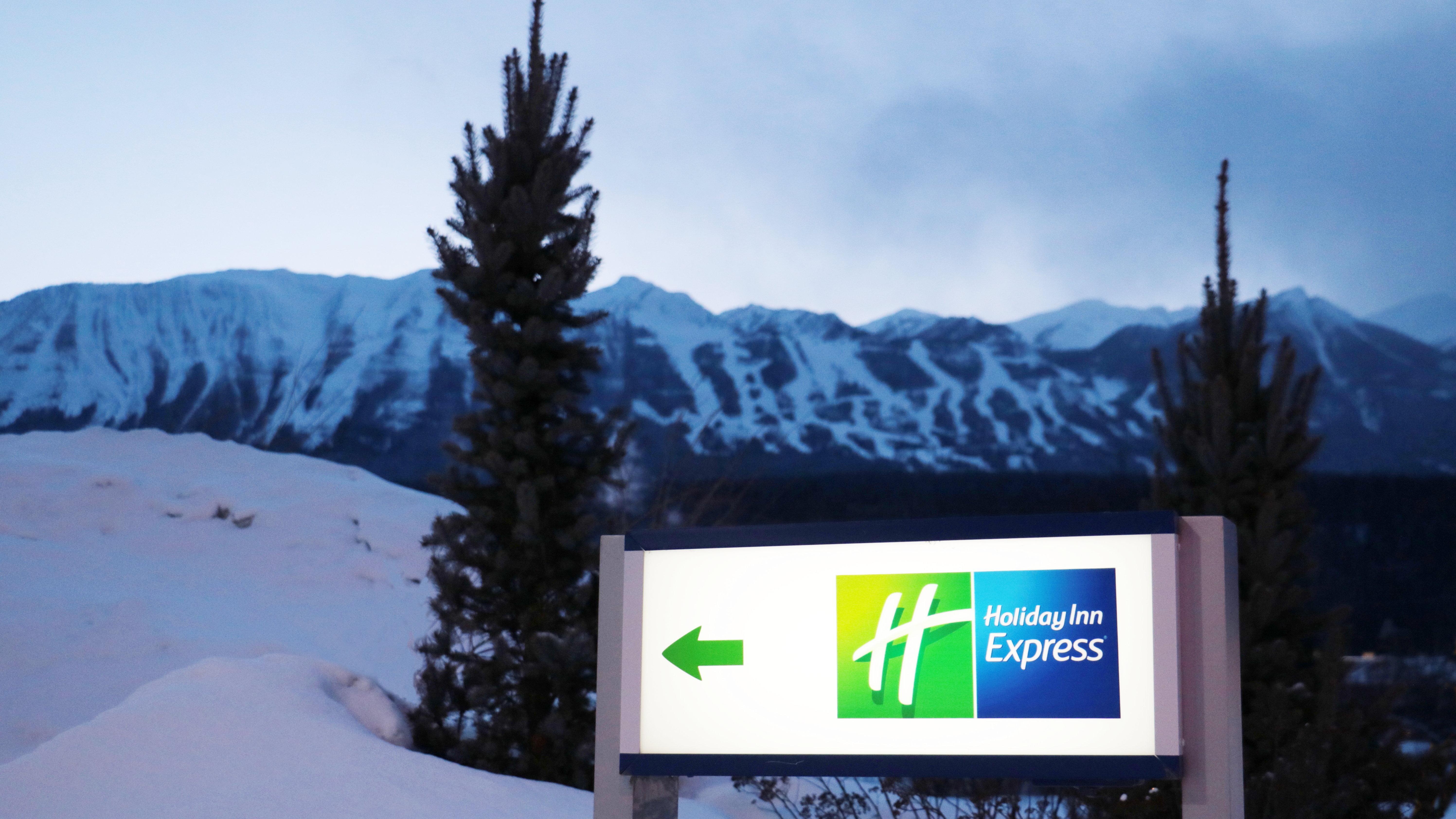 Holiday Inn Express Golden-Kicking Horse By Ihg Zewnętrze zdjęcie