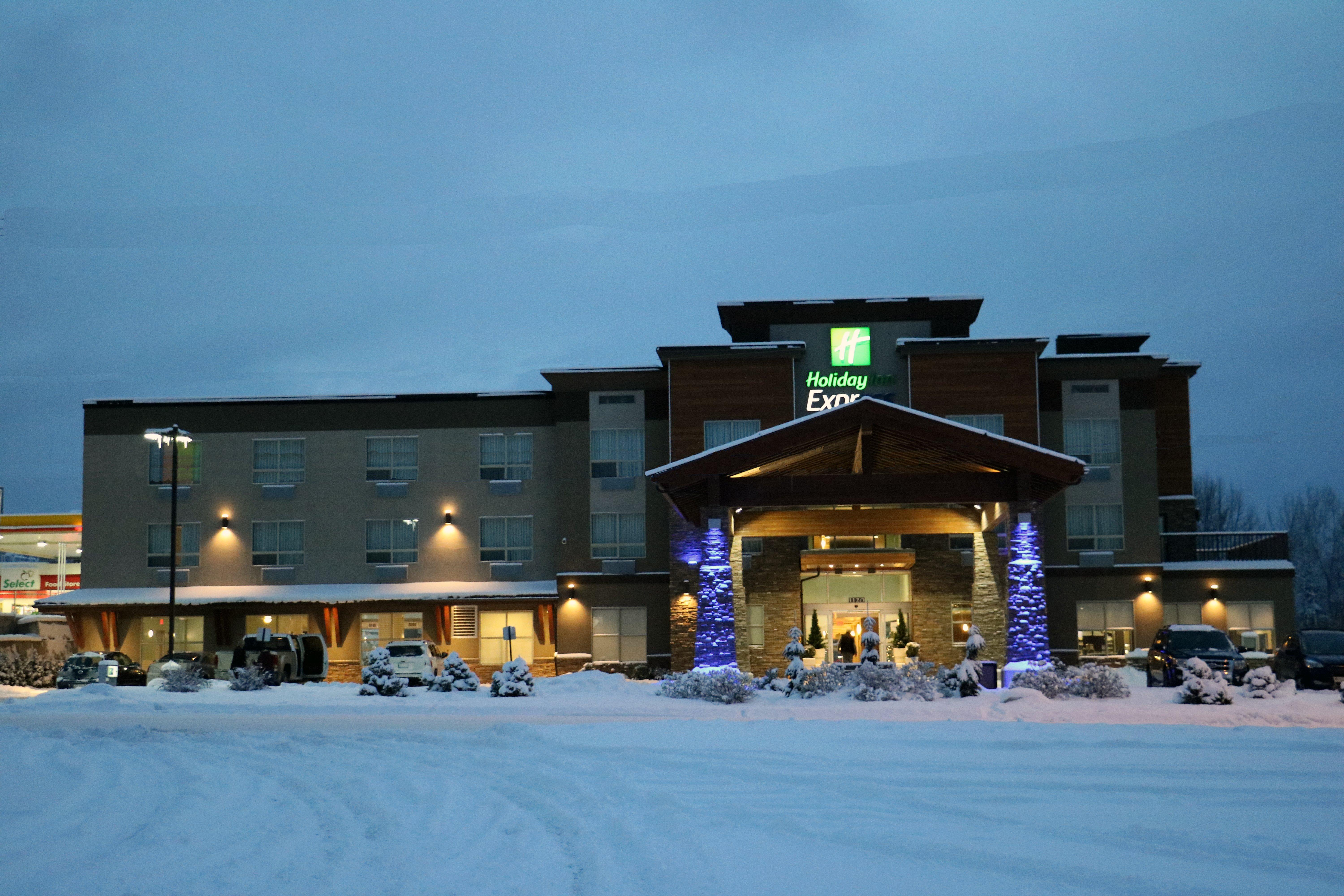Holiday Inn Express Golden-Kicking Horse By Ihg Zewnętrze zdjęcie