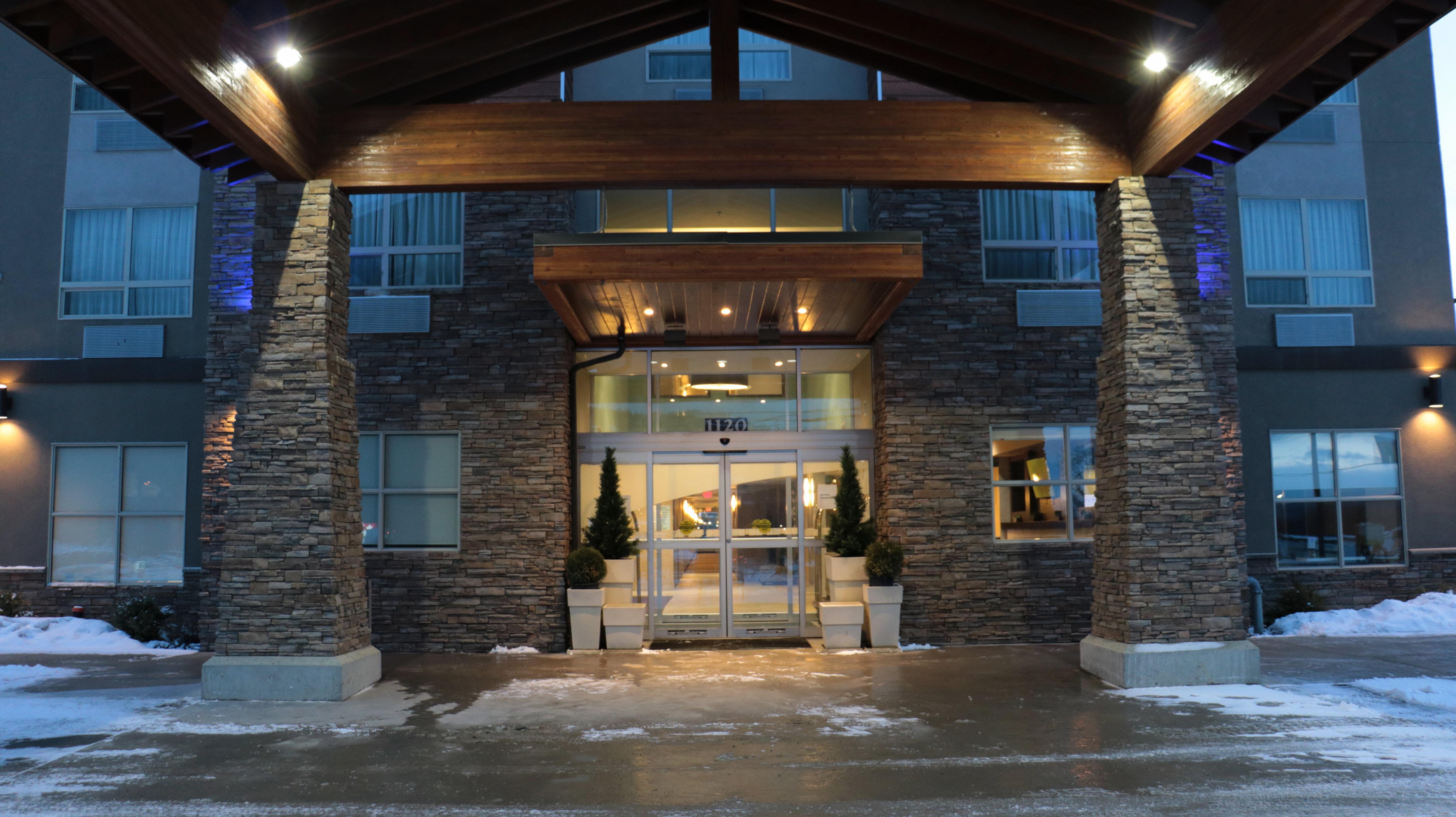 Holiday Inn Express Golden-Kicking Horse By Ihg Zewnętrze zdjęcie