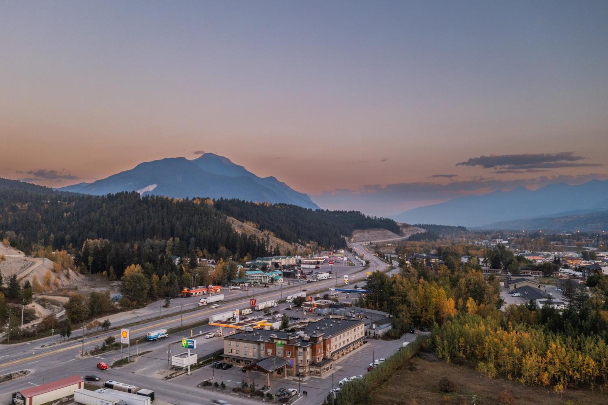 Holiday Inn Express Golden-Kicking Horse By Ihg Zewnętrze zdjęcie