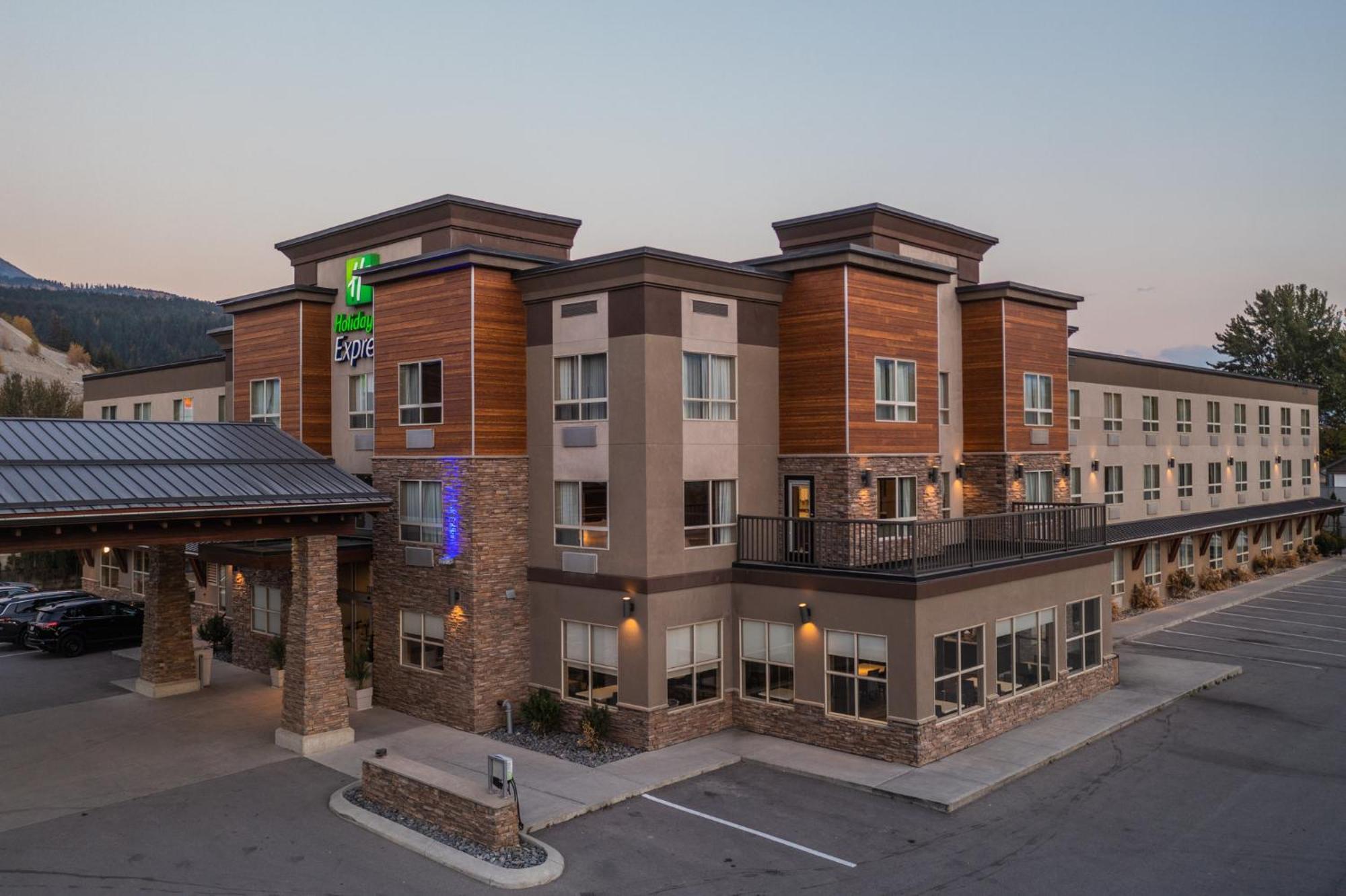 Holiday Inn Express Golden-Kicking Horse By Ihg Zewnętrze zdjęcie