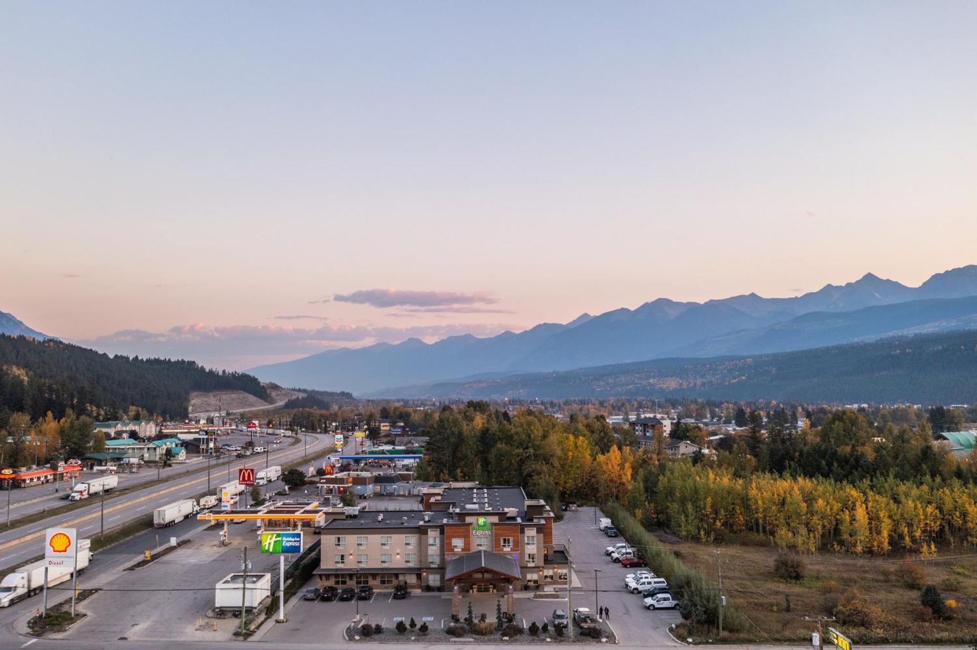 Holiday Inn Express Golden-Kicking Horse By Ihg Zewnętrze zdjęcie