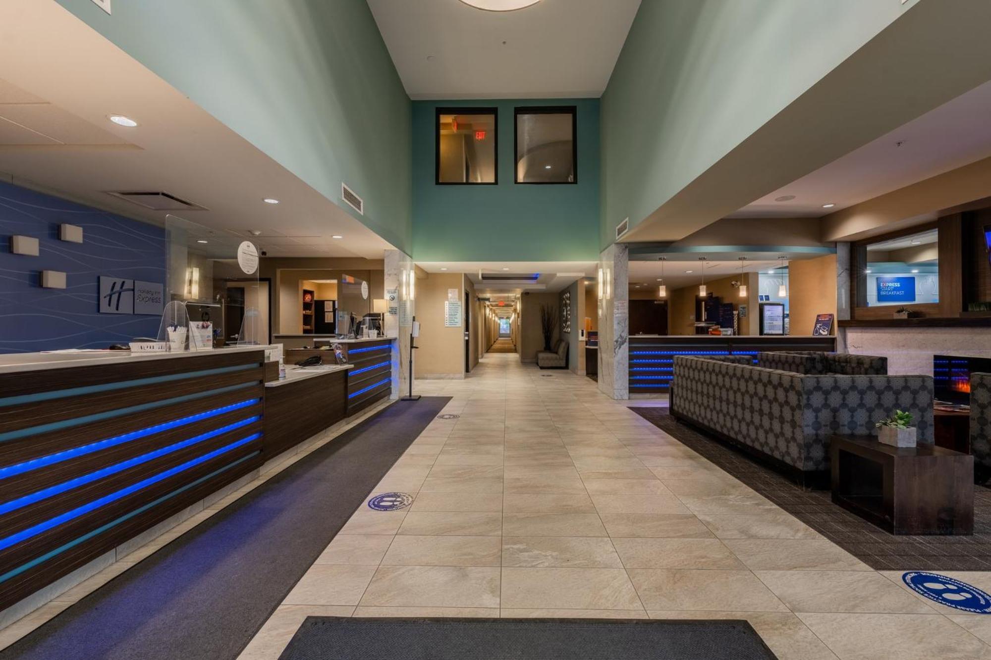 Holiday Inn Express Golden-Kicking Horse By Ihg Zewnętrze zdjęcie