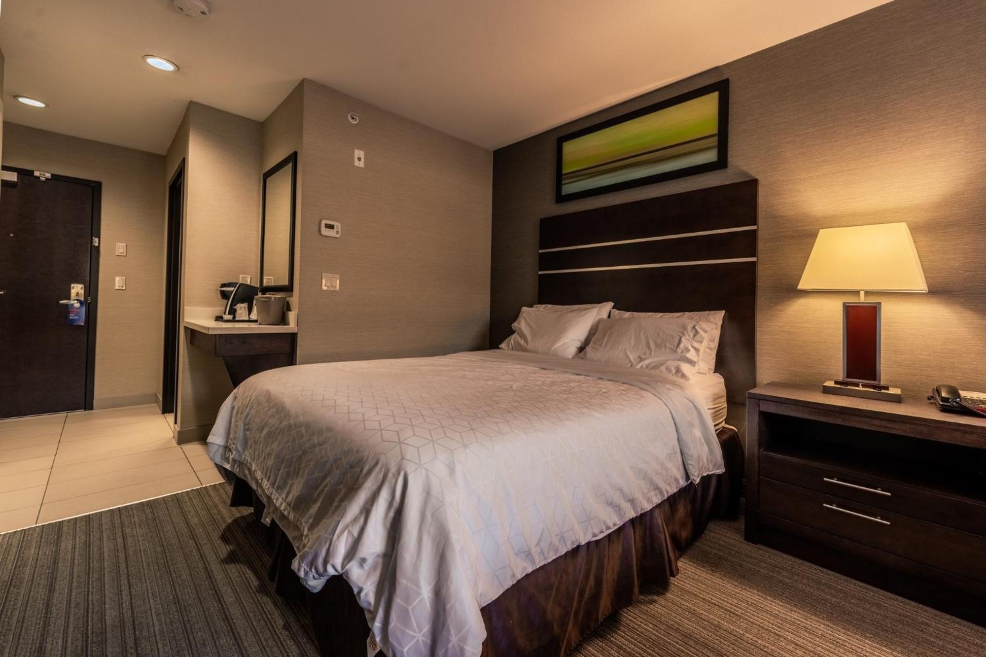 Holiday Inn Express Golden-Kicking Horse By Ihg Zewnętrze zdjęcie